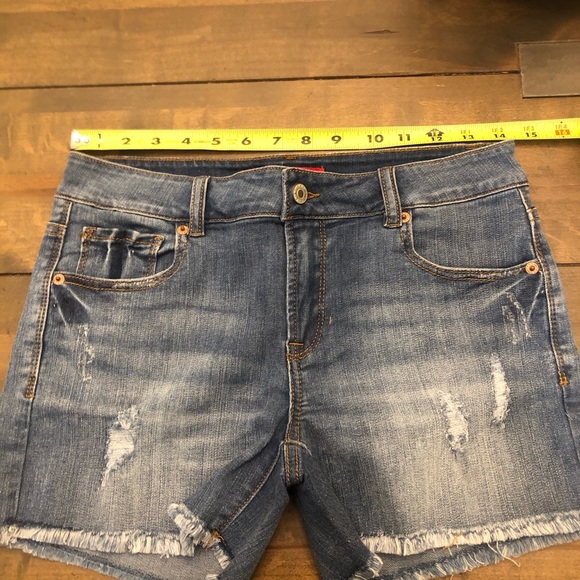 NEW LISTING! Ripped Detail Frayed Hem Denim Shorts - Picture 4 of 13